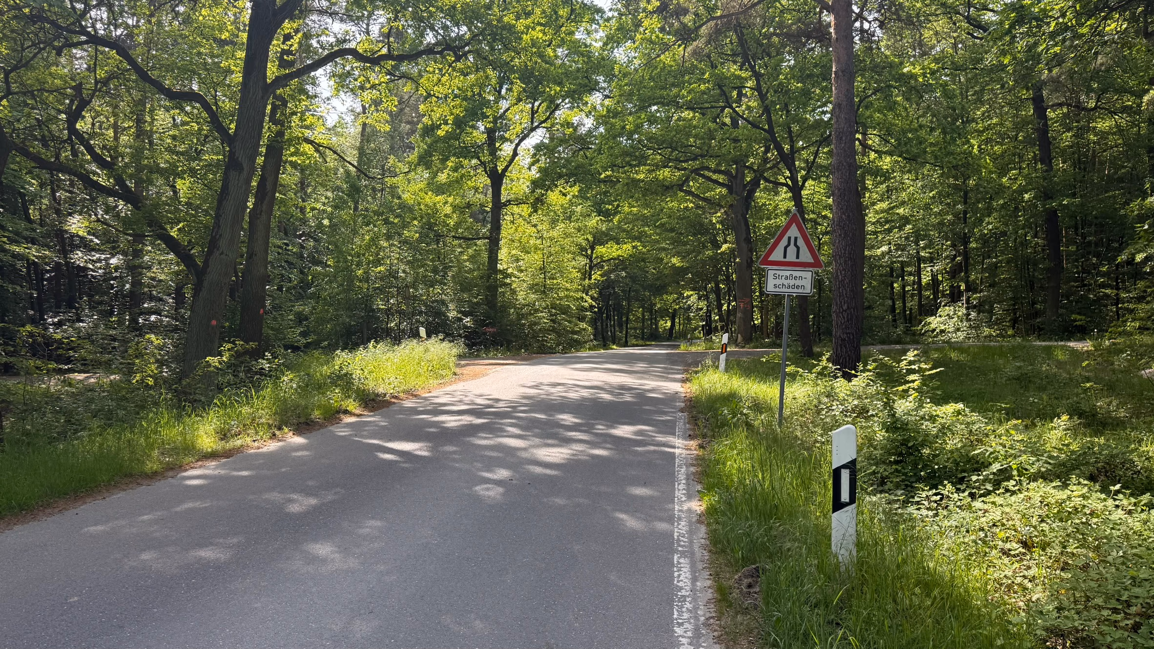 Abzweig auf der K 2119 — hier links abbiegen