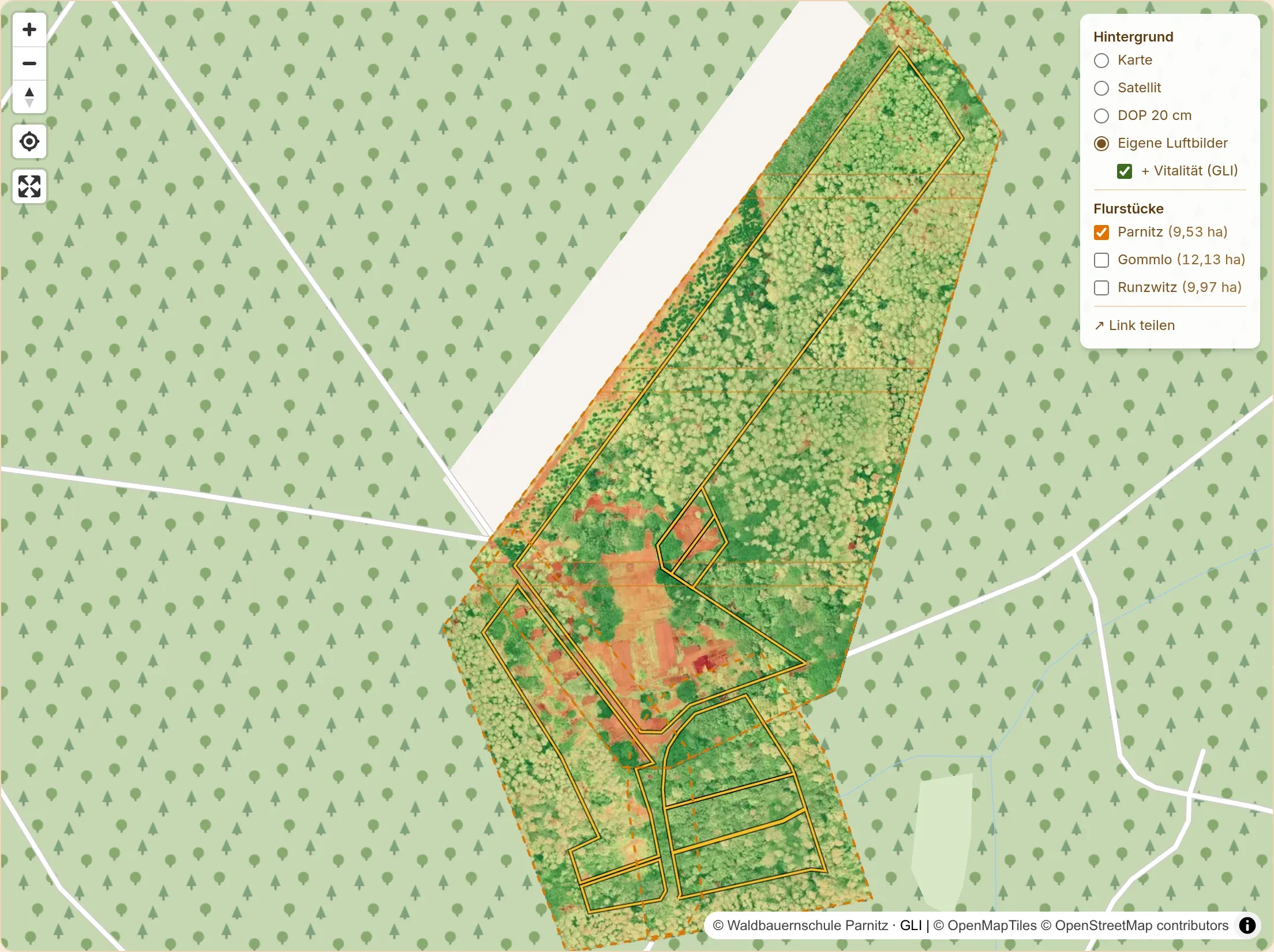 Karte mit aktiviertem Vitalitätsindex über dem Forsthaus-Areal. Grüne Pixel zeigen vitale Vegetation, rot-orangene Pixel Wege, Gebäude oder gestresste Bereiche; die gelben Outlines markieren die einzelnen Flurstücke.