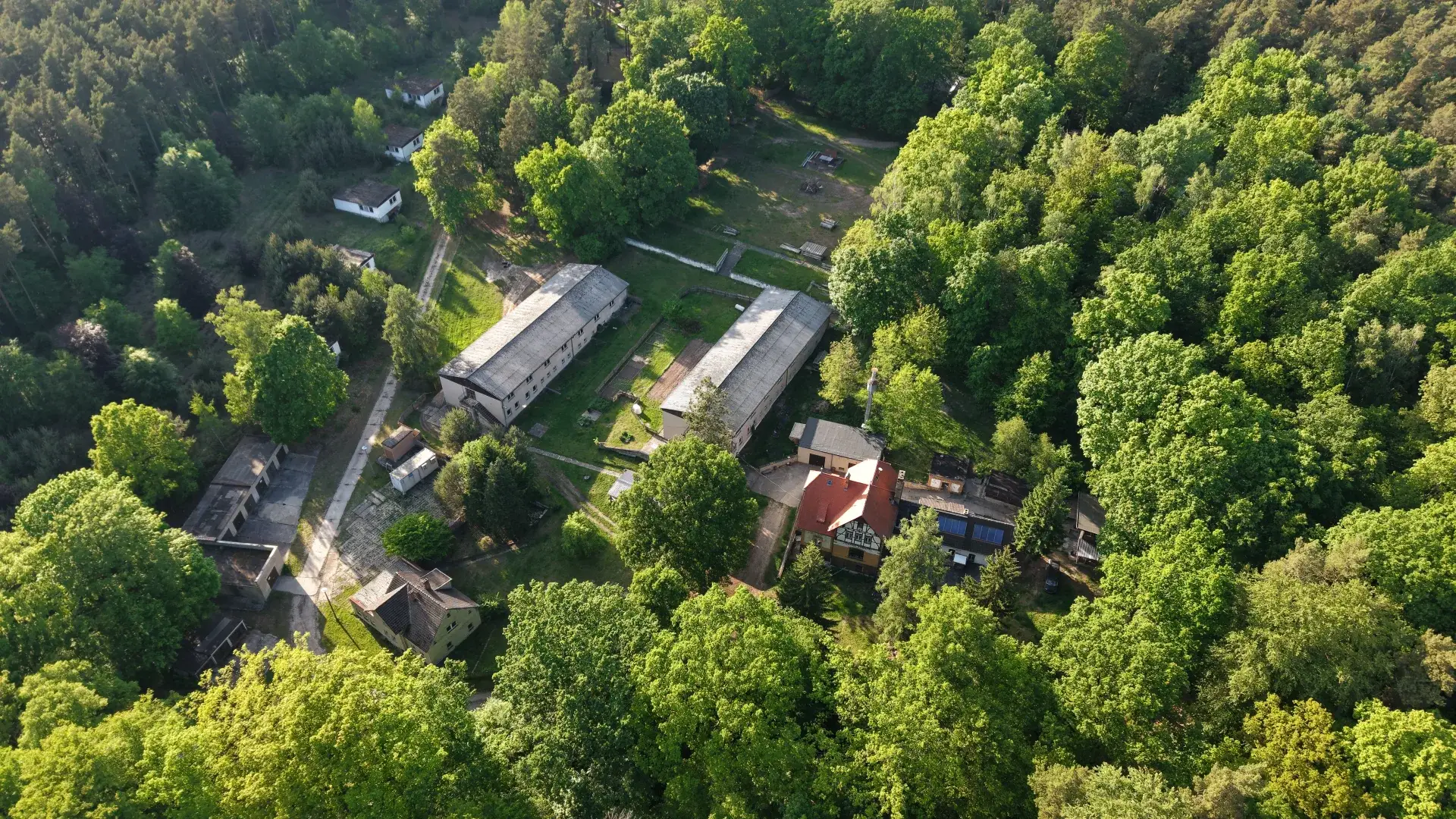 Luftbild des Campus der Waldbauernschule Parnitz — Gebäudeensemble eingebettet in die Dübener Heide