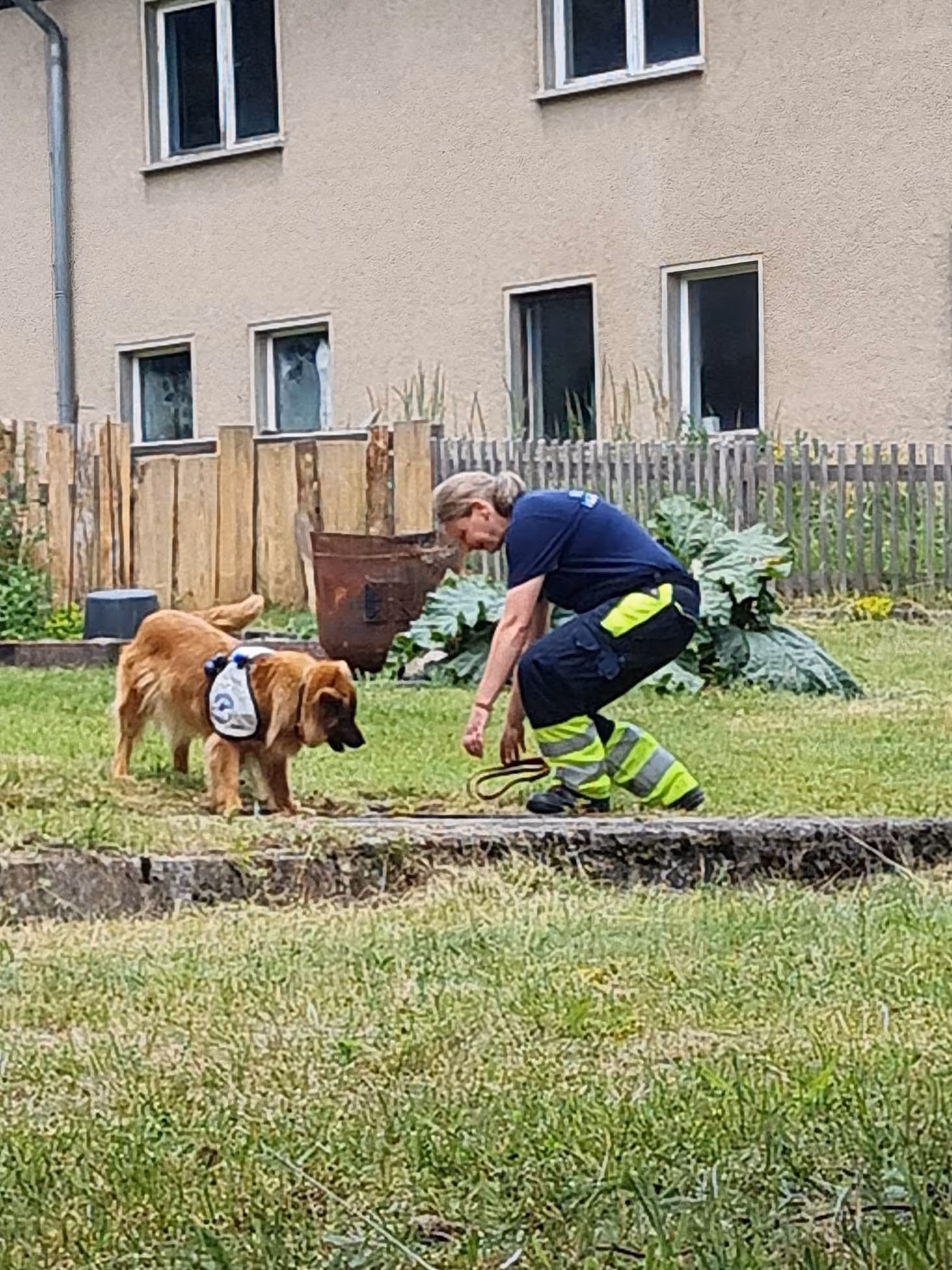 Hundeführerin der Feuerwehr Vockerode mit Rettungshund