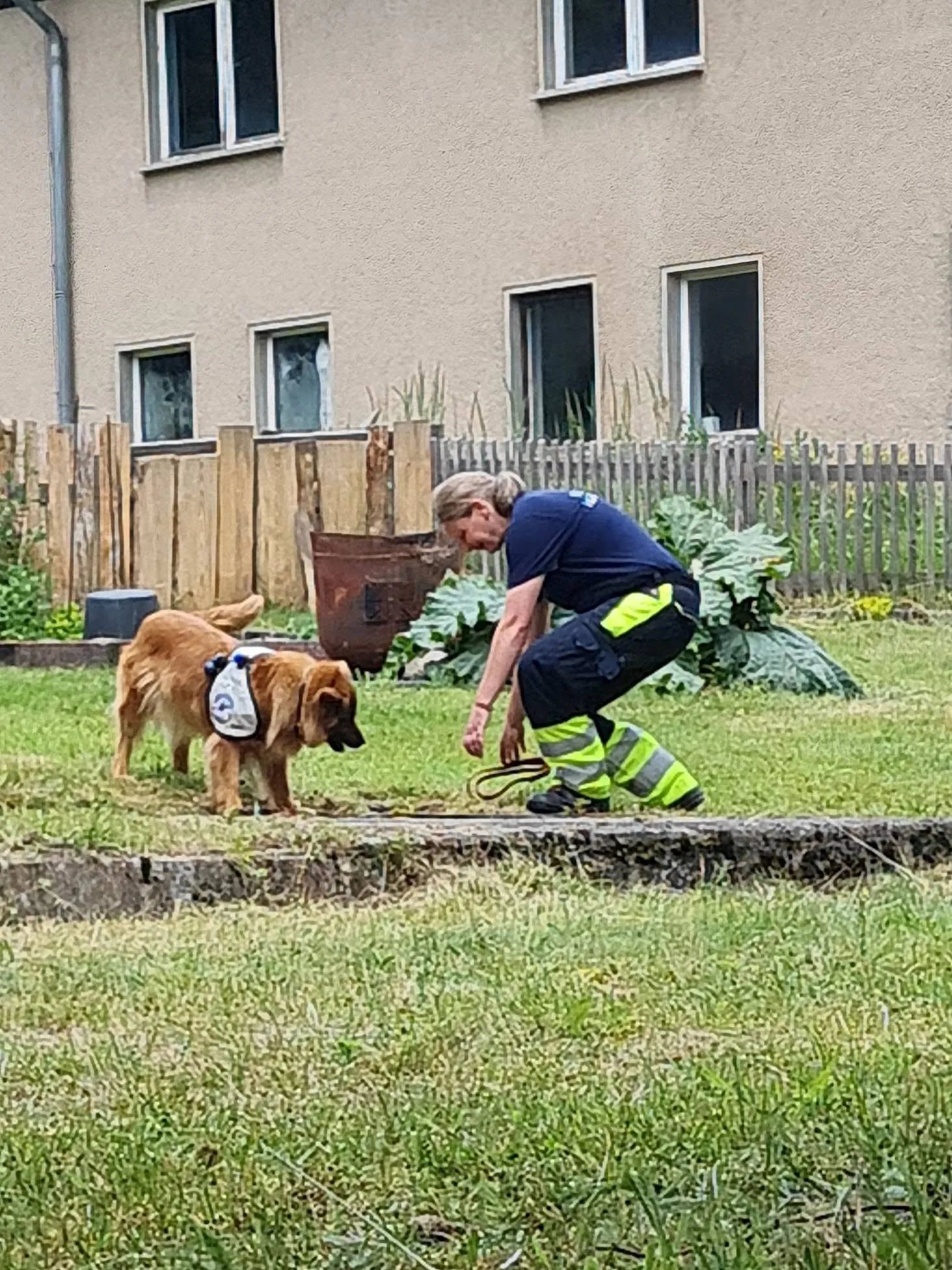 Hundeführerin der Feuerwehr Vockerode mit Rettungshund